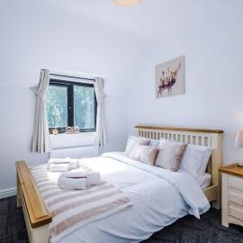 Spacious 3BR Home in Warrington Close to Golf & Sailing, hotel u gradu Golborne