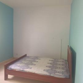 Chambre climatisée avec panneaux solaires et salle de bain privative