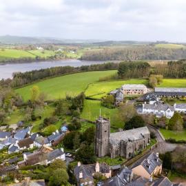 Riverview - Family river retreat a short walk from the quay، فندق في Dittisham