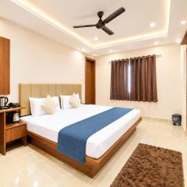 The V-Moksha Residence Varanasi - Premium Hotel Stay With Elegant Rooms & Modern Guest Facilities & Near Kashi Vishwanath Temple – hotel w mieście Waranasi