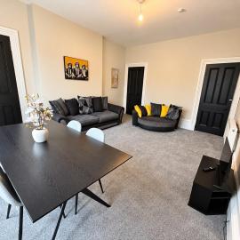 4BR, Sleeps 8, City Centre, Free Parking