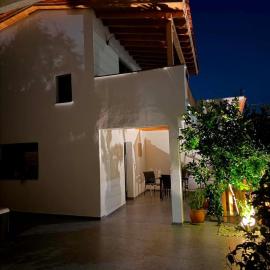Arakapas Getaway with Hot Tub & Cozy Fireplace, hotel a Arakapas