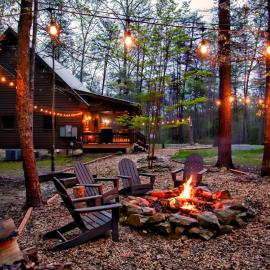 Secluded Cabin - Games, Fire Pit, Hot Tub, Pet OK, hotel di Mentone