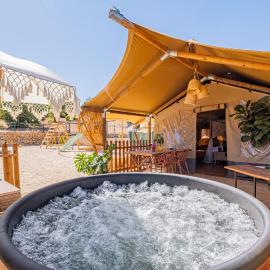 Luxury Lodge with private jacuzzi and playground, hotell sihtkohas Tunes