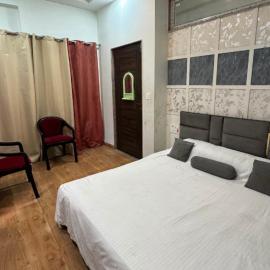 RSS Home Stay Nearby 100 Foota Flyover, Hotel in Vrindāvan