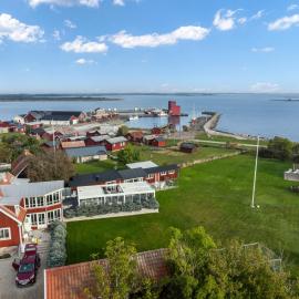 Large villa right by the sea with sauna & hot tub, hotel sa Kårehamn