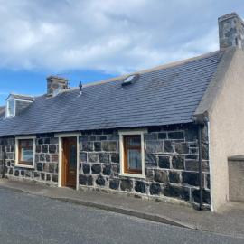 Number Forty Two, Portsoy - A 3 bedroom cottage with sea views, khách sạn ở Portsoy