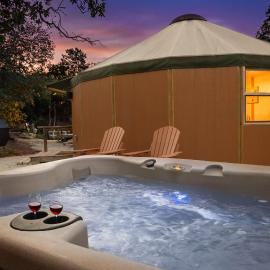 Bronco Luxury Yurt-Cabin - Family Glamping Canyon Lake w Private Hot Tub, khách sạn ở Canyon Lake