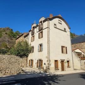 Gîte la maison de Mika، فندق في Saint-Floret