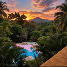 A Touch of Pink - Secret Tropical Retreat with Pool & Mountain Views - Underground River, Fireflies & Waterfalls, hotel en Puerto Princesa