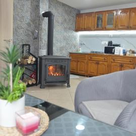 Hidden Oasis PeSa - Luxury Villa with Pool & Spa, hotel din Podgoriţa