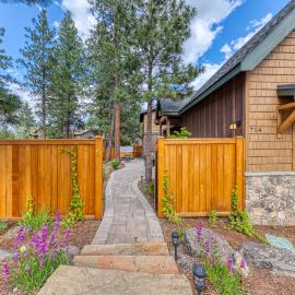 Downtown Sisters home with private hot tub & fenced yard - dogs welcome, hotell i Sisters