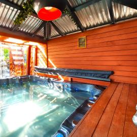 Famous Palm Beach Home 120-Jet Spa Cabana, Games Room Prime Central Location, hotel a Palm Beach