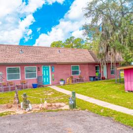 MERMAID MANOR CARRIAGE HOUSE Quiet Homasassa area offers a screened heated pool, hotub, covered outdoor patio with gas grill, hand painted murals throughout, fenced yard, sleeps 6 in 2 kings, 2 twins, RV Parking w power addl fee, 1 Dog ok w addl fee
