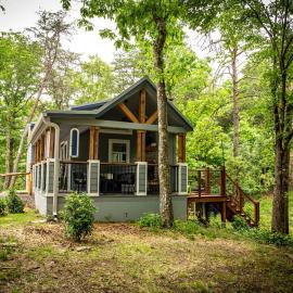 Waterfall Cottage, Hot Tub, Game Room, Fire Pit, hotel sa Mentone