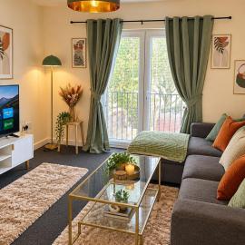 2 bed modern apartment secure parking sleeps 4