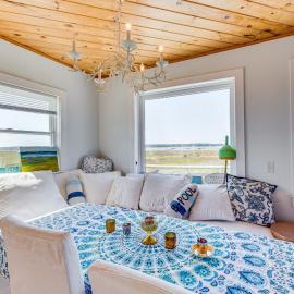 Walk to the Beach: Pet-Friendly Gem in Biddeford!