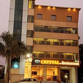 Hotel Crystal inn, ξενοδοχείο σε Bhilad