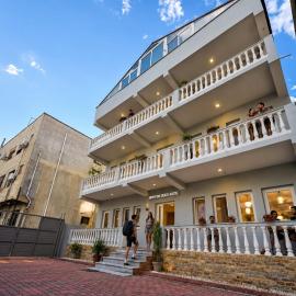 Beach Guest House, hotell i Durrës