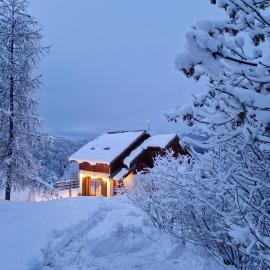 chalet tout en bois au Sauze, hotelli kohteessa Enchastrayes