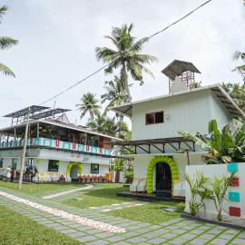 Golden Aura Palace Backwater View Homestay, hotelli kohteessa Perumanseri