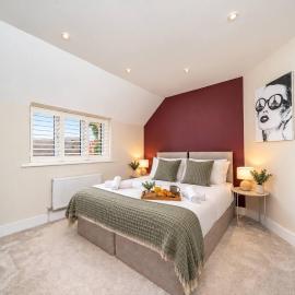 Horley 3-Bed House Near Gatwick Airport & Horley Town Centre, 2 Free Allocated Parking , Fully Equipped Kitchen, Living Room, Fast WiFi, GioStays, hôtel à Hookwood