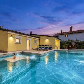 Villa Manuela near Medulin with private heated pool only 500 meters from beach