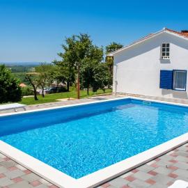Family villa in Buje with pool and sea view