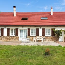 Maison spacieuse avec piscine à La Bazoche-Gouet, hotel in La Bazoche-Gouet