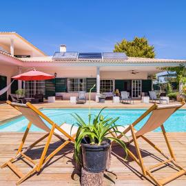 Spacious villa in Sesimbra with a private year-round pool