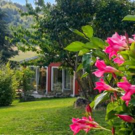Chalet accueillant à Égliseneuve-des-Liards avec jardin, hotel a Égliseneuve-des-Liards