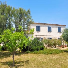 Villa provençale à Arles avec piscine privée et vue jardin.