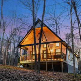 White Pines Lodge- Wooded Retreat, хотел в Cub Run