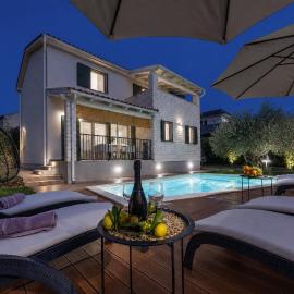 Villa Laura Krnica near Pula for 8 people - pet friendly with children playground