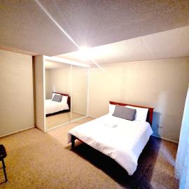 1 Bedroom flat with Living room, Bathroom, private entry, Free street Parking, hotel din Marayong