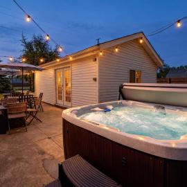 Family Fun: Comfy Home, 10 Min to Cedar Point Fun!, хотел в Хюрон