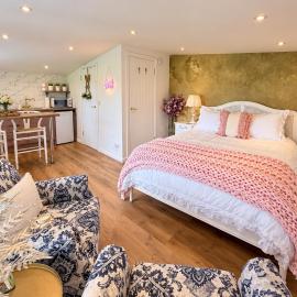 Wild Meadow Cottage - Countryside Views and King Bed