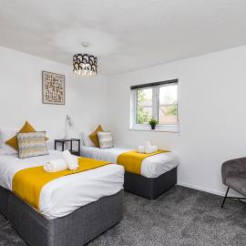 Beckford Apartment 2 BR ,Gatwick for 4, Free Parking WIFI Contractors Corporate