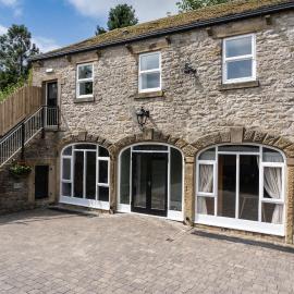 The Coach House - luxury ground floor apartment in Castleton in the Peak District