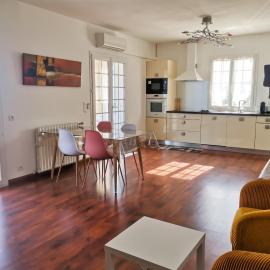 Appartement Vue Mer à Bastia, terrasse et piscine privée.