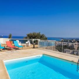 Appartement Vue Mer à Bastia, terrasse et piscine privée.