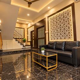 Arivoo Hotel Green Leaf - Walking distance from Shree Pitambara Peeth Temple, Hotel in Datia