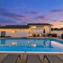Swim and Relax with a Pool Hot Tub and Renovated HomeHop, hotel u gradu Parma