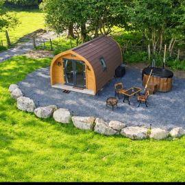 Cozy Romantic Mountain View Cabin with Hot Tub in Snowdonia, hotel a Penmaenpool