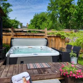 Cozy Suite with HOT TUB & Highspeed Internet, ξενοδοχείο σε Grimsby
