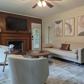 The Homestead Bungalow 2BR Den, Pets OK, hotelli Durhamissa