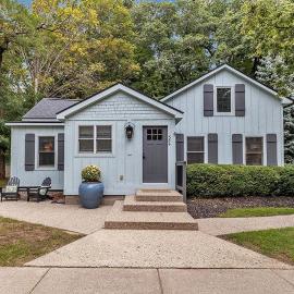 Nightingale apt with hot tub walk to Saugatuck, хотел в Саугатук