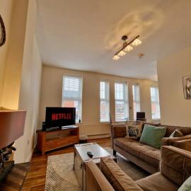 Spacious Spacious Serviced Apartment next to City Centre with Free Parking - Contractors & Relocators