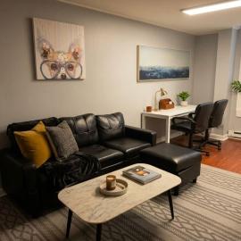 Redwood loft at Park Place King bed walk in closet fast WIFI and free coffee – hotel w mieście Wilmington