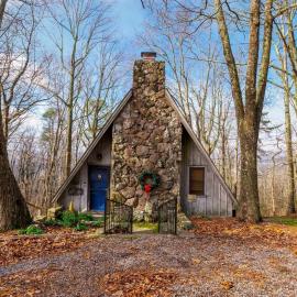 A-Frame with VIEWS - Walk to Downtown and Park - Pets OK, מלון בMentone